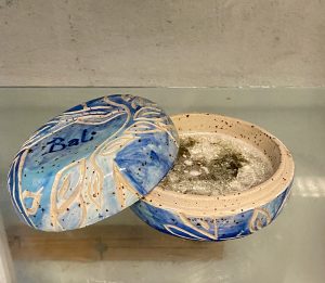 Opdag vores håndlavede mindelågkrukke og urne i stentøj, skabt til at ære dit kæledyr. Med muligheden for at få brændt en lille mængde aske ind i glasuren, tilbyder vi en unik og personlig måde at mindes din elskede ven.